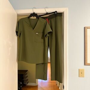 Figs Scrubs Catarina Scrub Top & Livingston Basic Scrub Pants